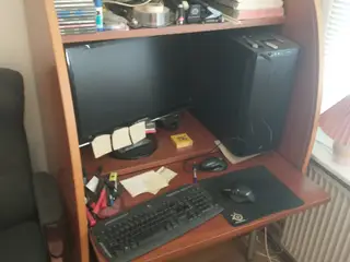 Computer skab sælges.