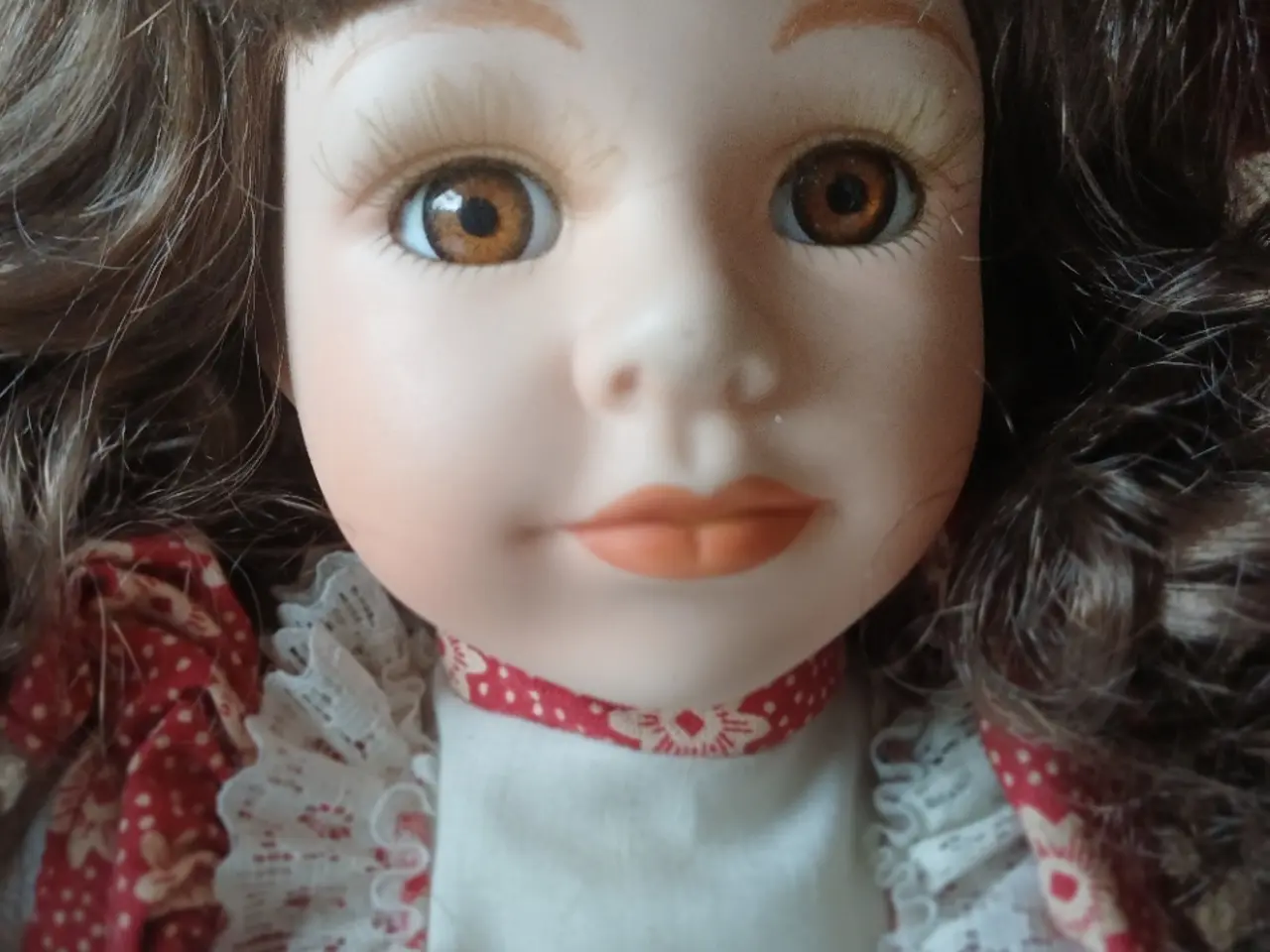 Billede 3 - Porcelænsdukker med kjoler og hatte