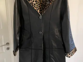 Vendbar skindjakke sort skind / Leopard