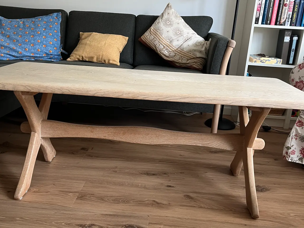 Billede 2 - Sofabord, Eg, massiv bordplade og ben.