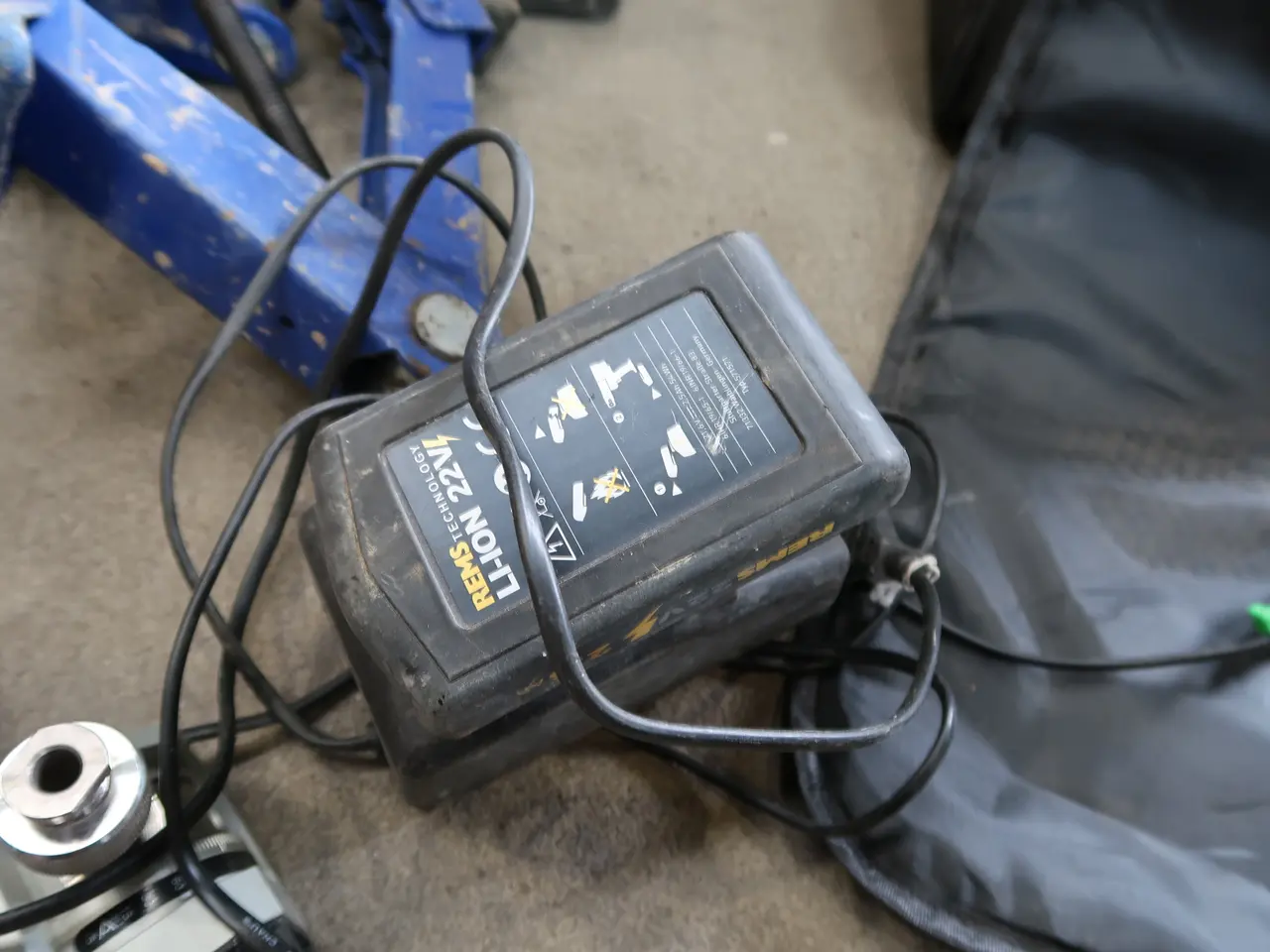 Billede 1 - Batteri og lader REMS