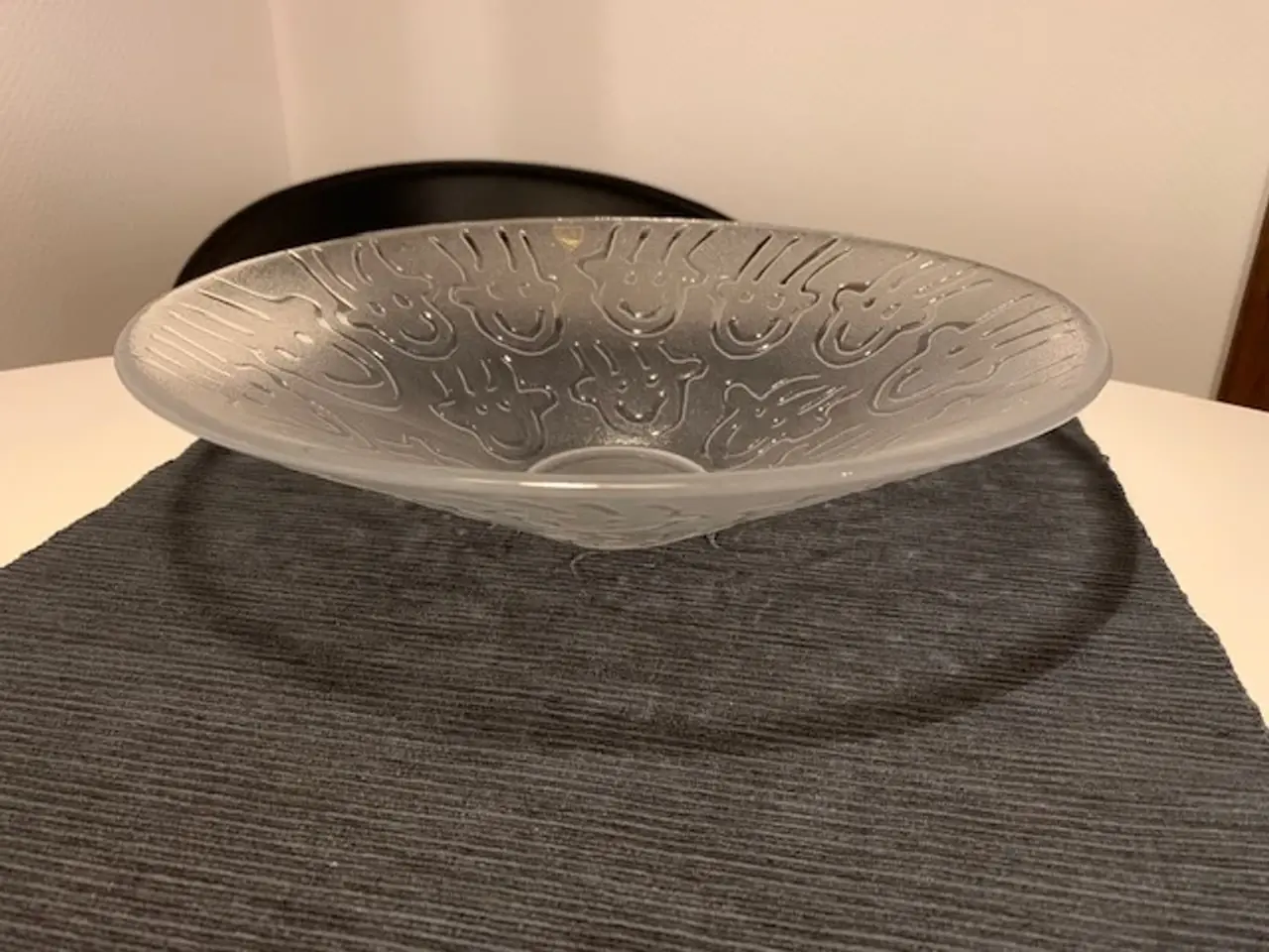 Billede 5 - Orrefors Sweden - stort glasfad med glade ansigter