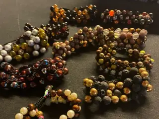 Nye knyttede armbånd