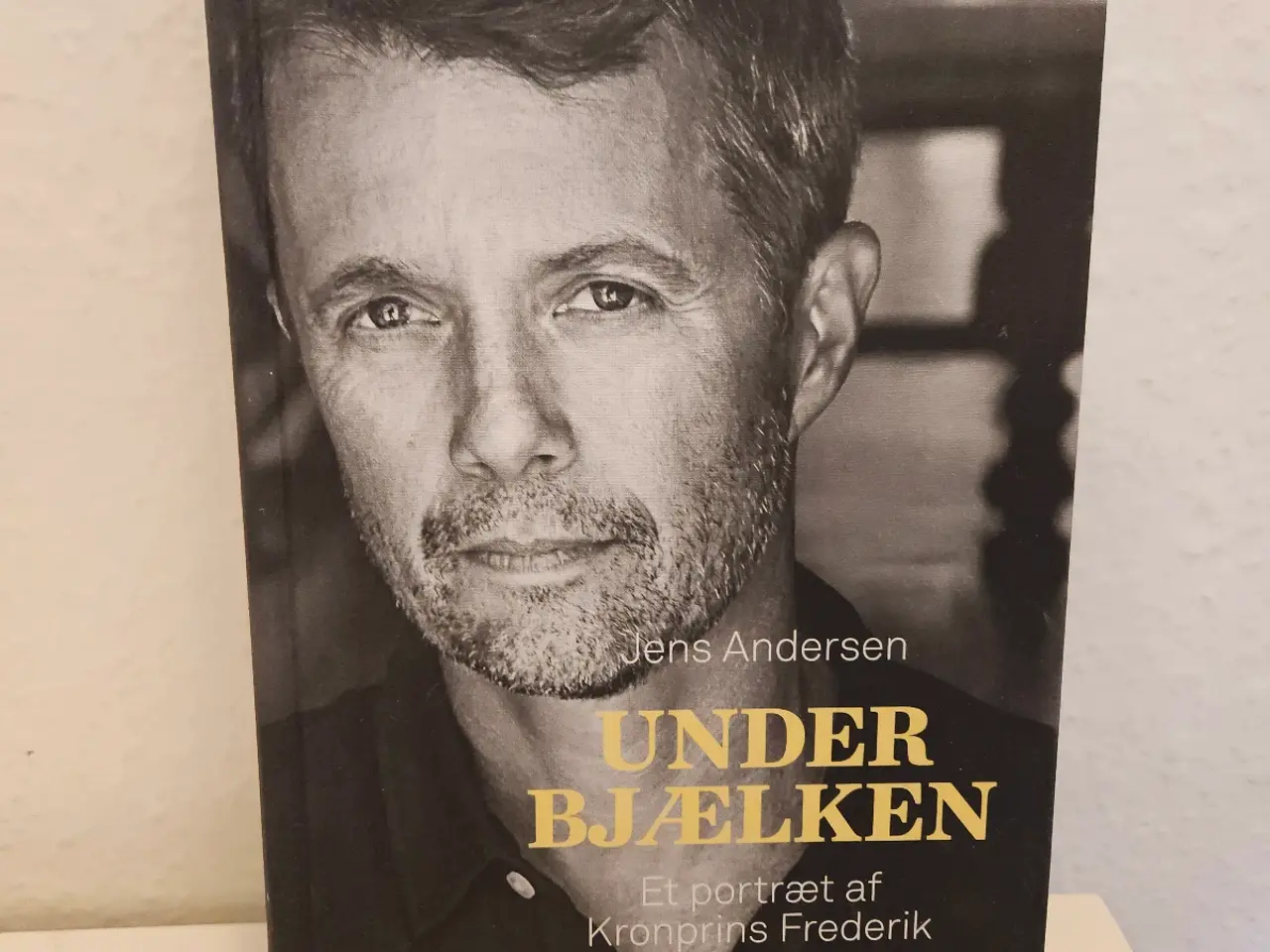Billede 1 - Bog om Kronprins Frederik