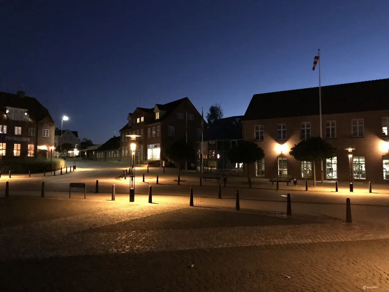 Billede 4 - Mondæn kontorbygning på central torveplads langs Å