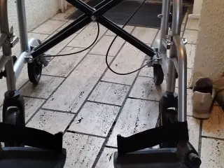 Kombineret rollator/kørestol