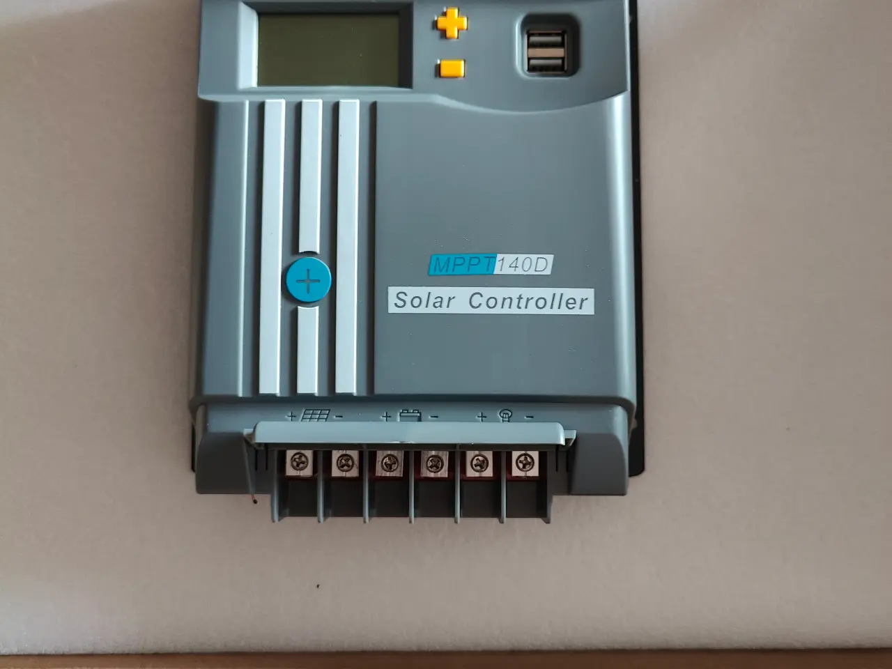 Billede 1 - 12/24 volt MPPT 100/40 oplader til off grid anlæg