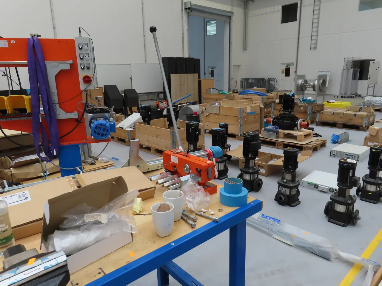 Billede 4 - Arbejdsbord med skruestik samt hydraulisk profiljernsaks HAWA 2671
