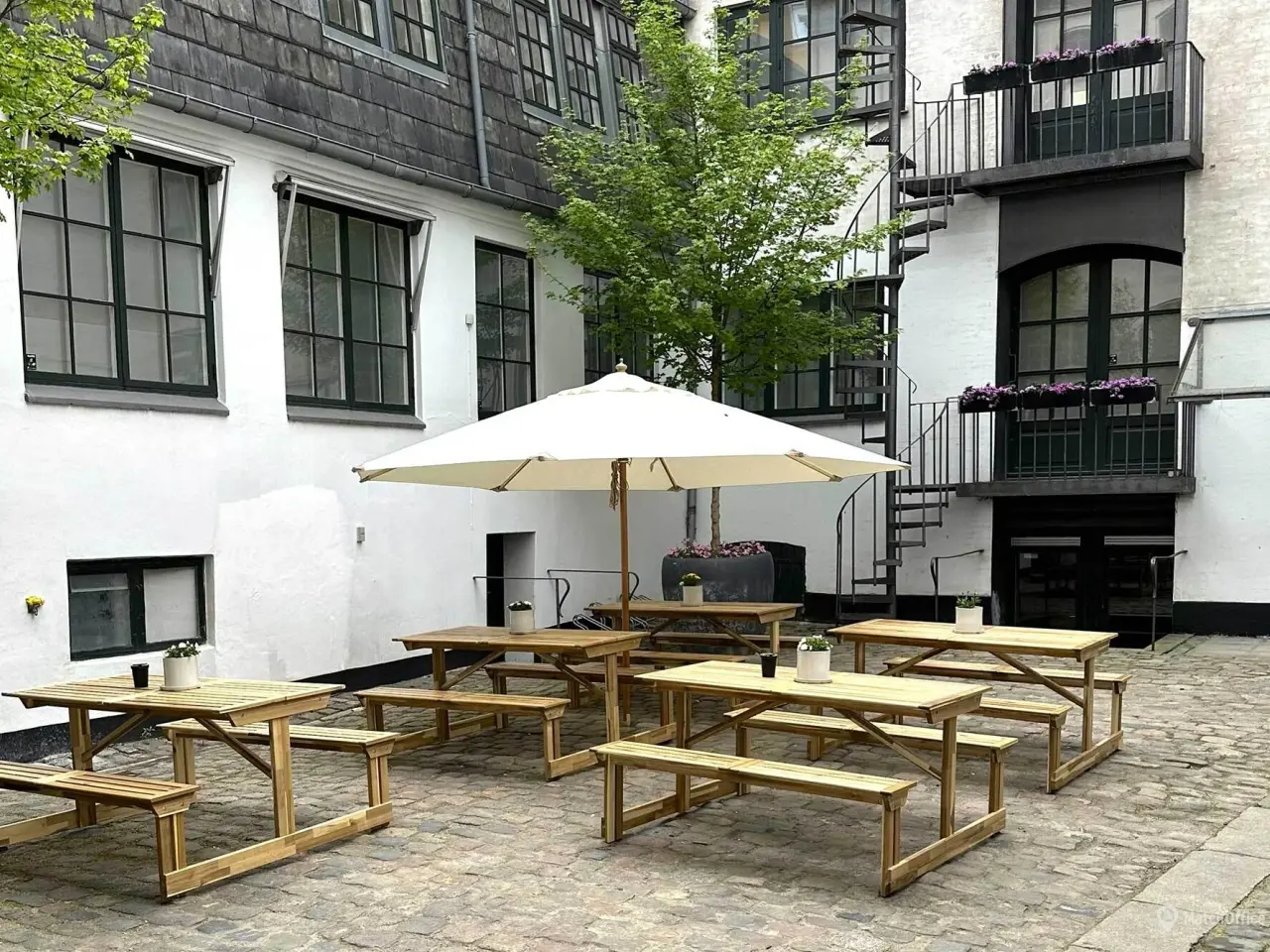 Billede 6 - Historisk pakhus med fritlagte bjælker og hyggelig brostensbelagt gård - kombineret med moderne Street Art Museum