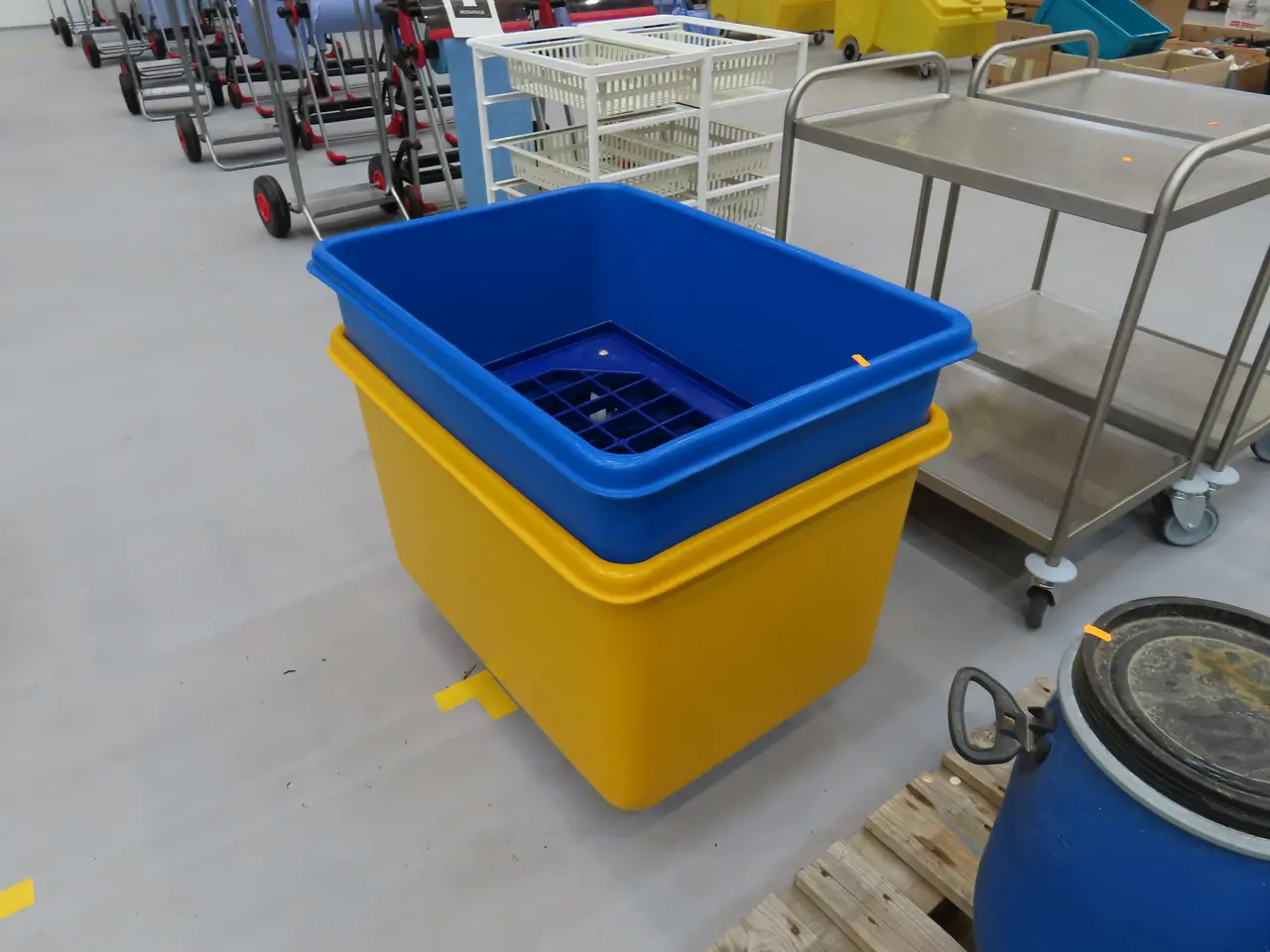 Billede 4 - Palle med indhold samt 2 stk. Plastikkasser