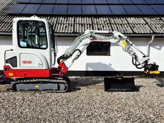 Takeuchi TB225 / Fabriksny - 2025 / Engcon rotortilt og skovlpakke