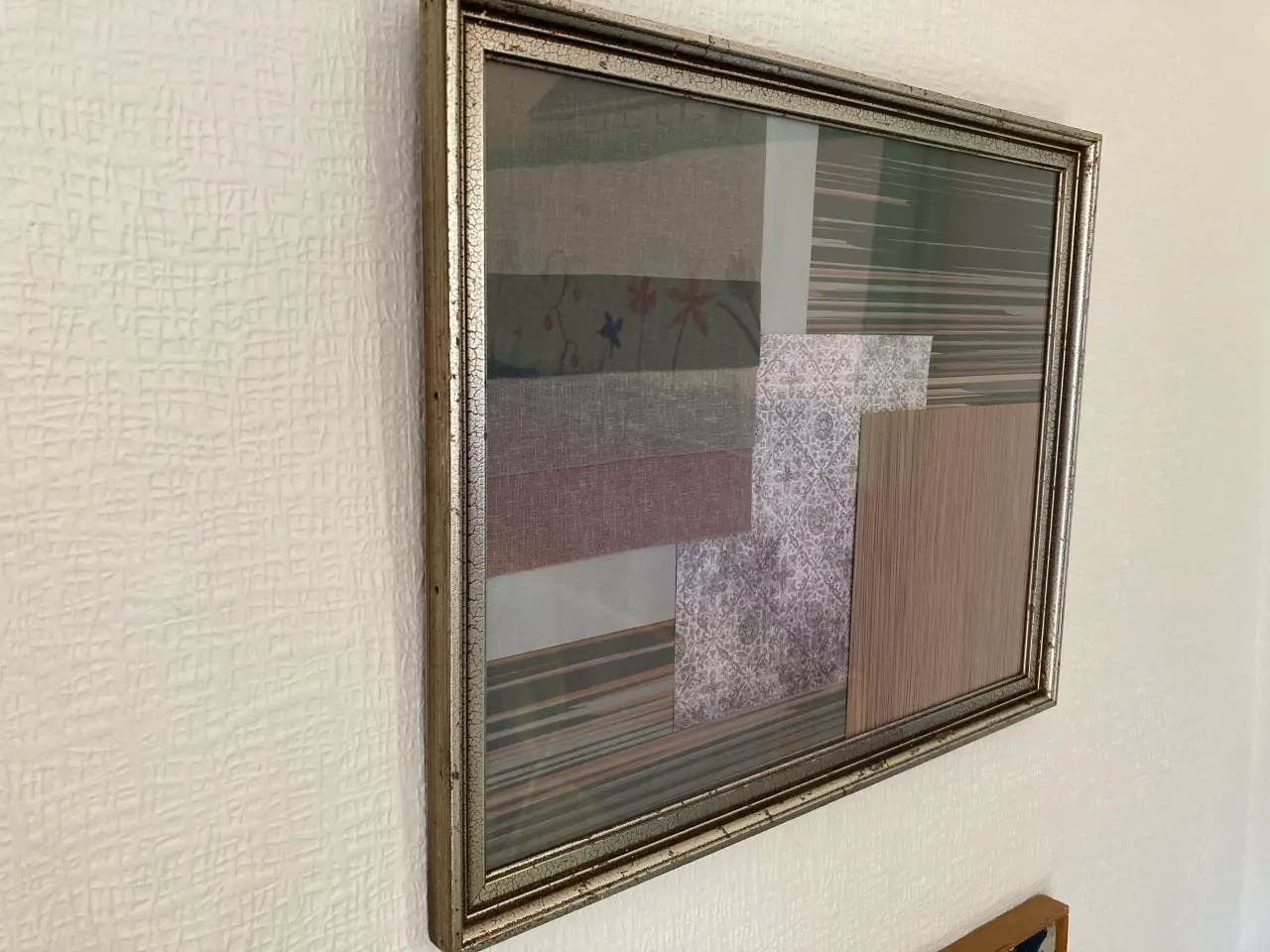 Billede 1 - Indrammet stofcollage købt på bornholm