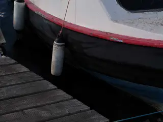 ældre dobbelskroget båd