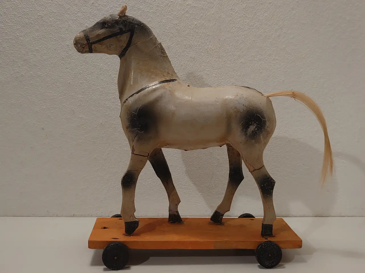 Billede 1 - Gammel sjælden stor hest i træ og papmache.