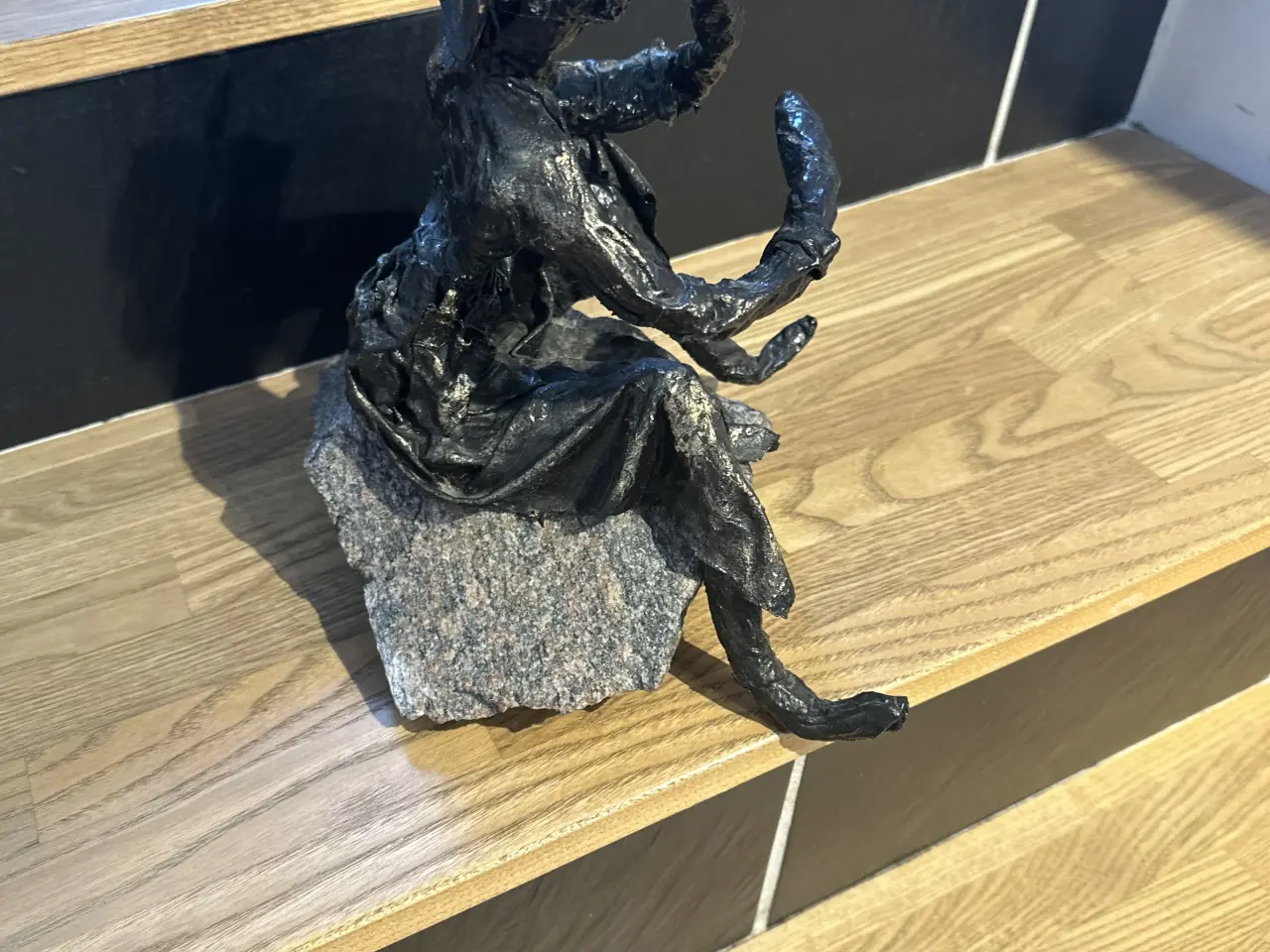 Billede 1 - Bronzeskulptur monteret på en natursten
