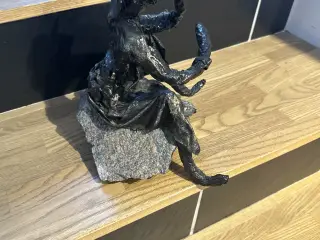 Bronzeskulptur monteret på en natursten