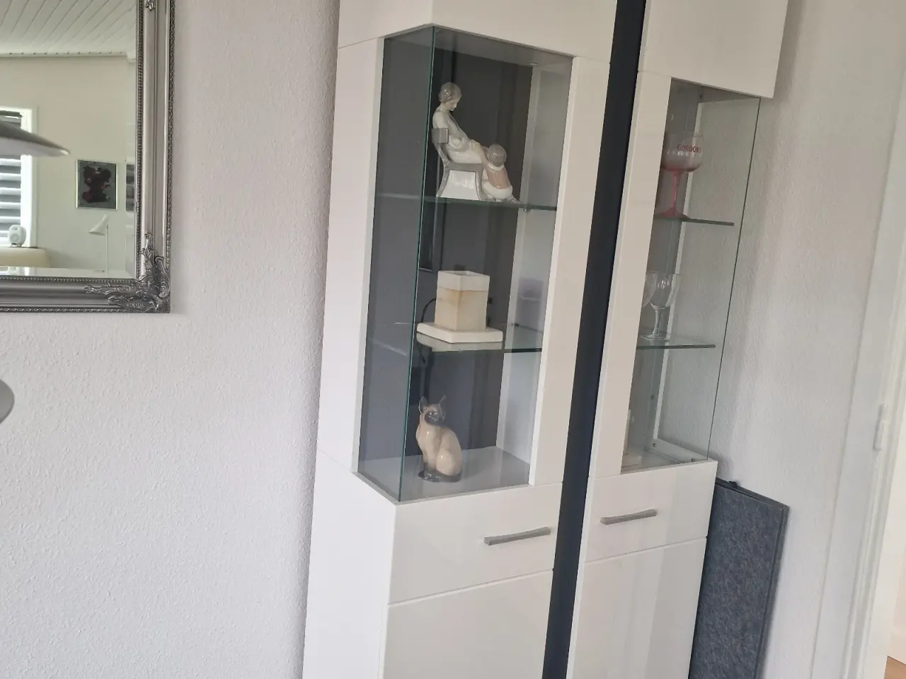 Billede 2 - Flot vitrine i hvid højglans.