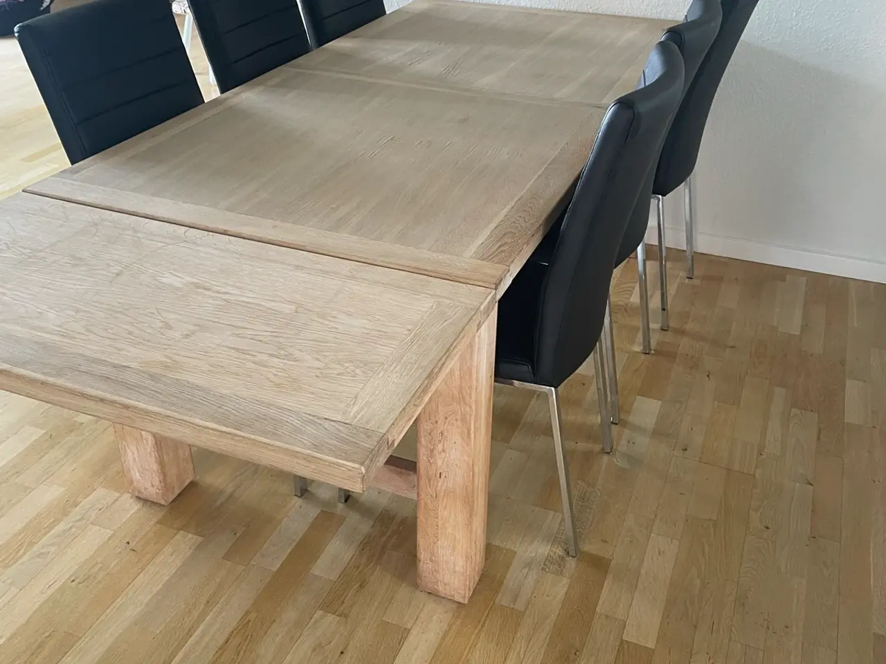 Billede 2 - Godt solidt Eg- træsbord.