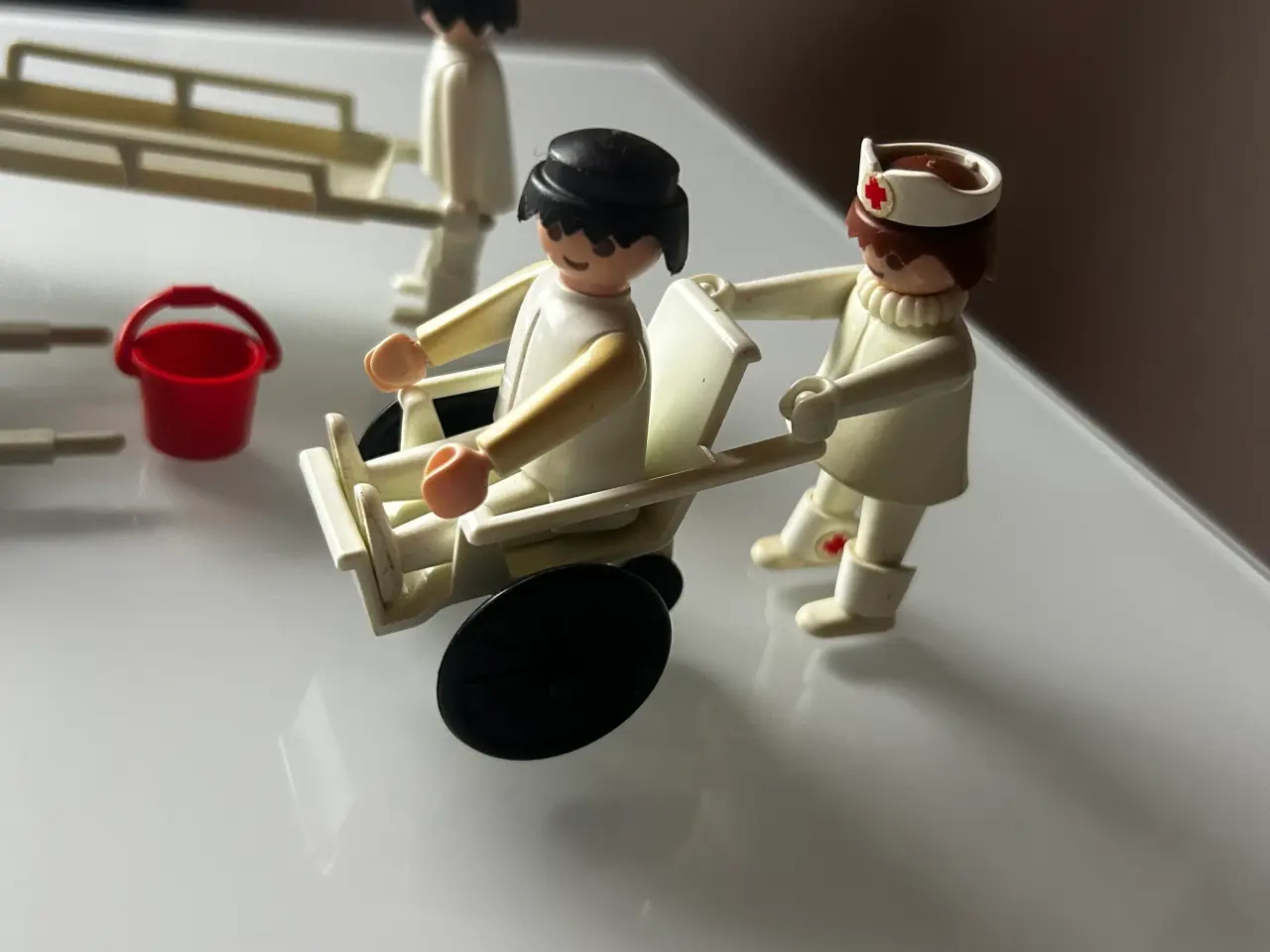 Billede 2 - Playmobil gamle hospital med læger