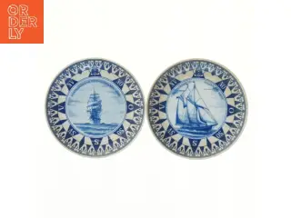 Blå og hvide dekorative tallerkener med skibsmotiver fra Lise Porcelain (str. Ø 19,5 cm)