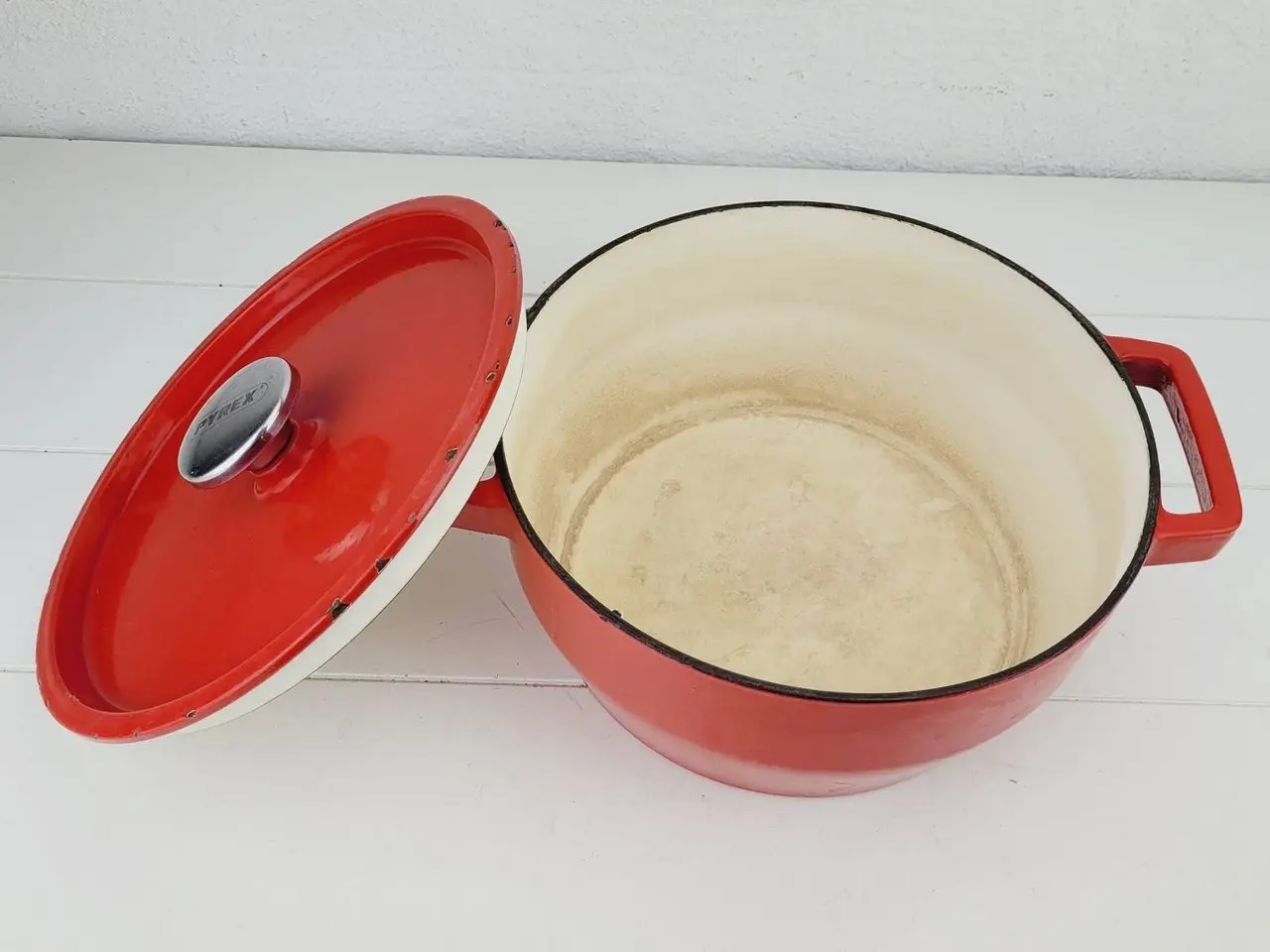 Billede 2 - ⭐️- Pyrex Støbejernsgryde: Holdbarhed og Stil 