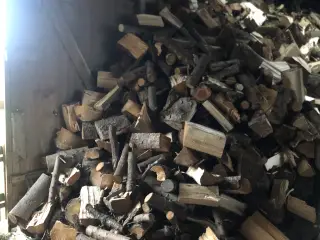Brænde nåletræ savet kløvet 550kr/m.