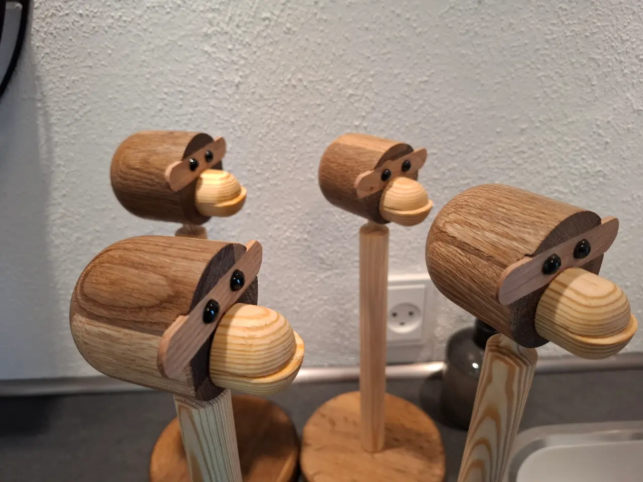 Billede 5 - trædrejet figur/køkkenrulleholder
