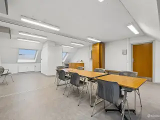 Rummeligt lejemål med mange anvendelsesmuligheder