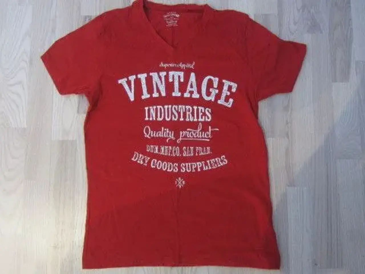 Billede 1 - Str. S, flot rød t-shirt