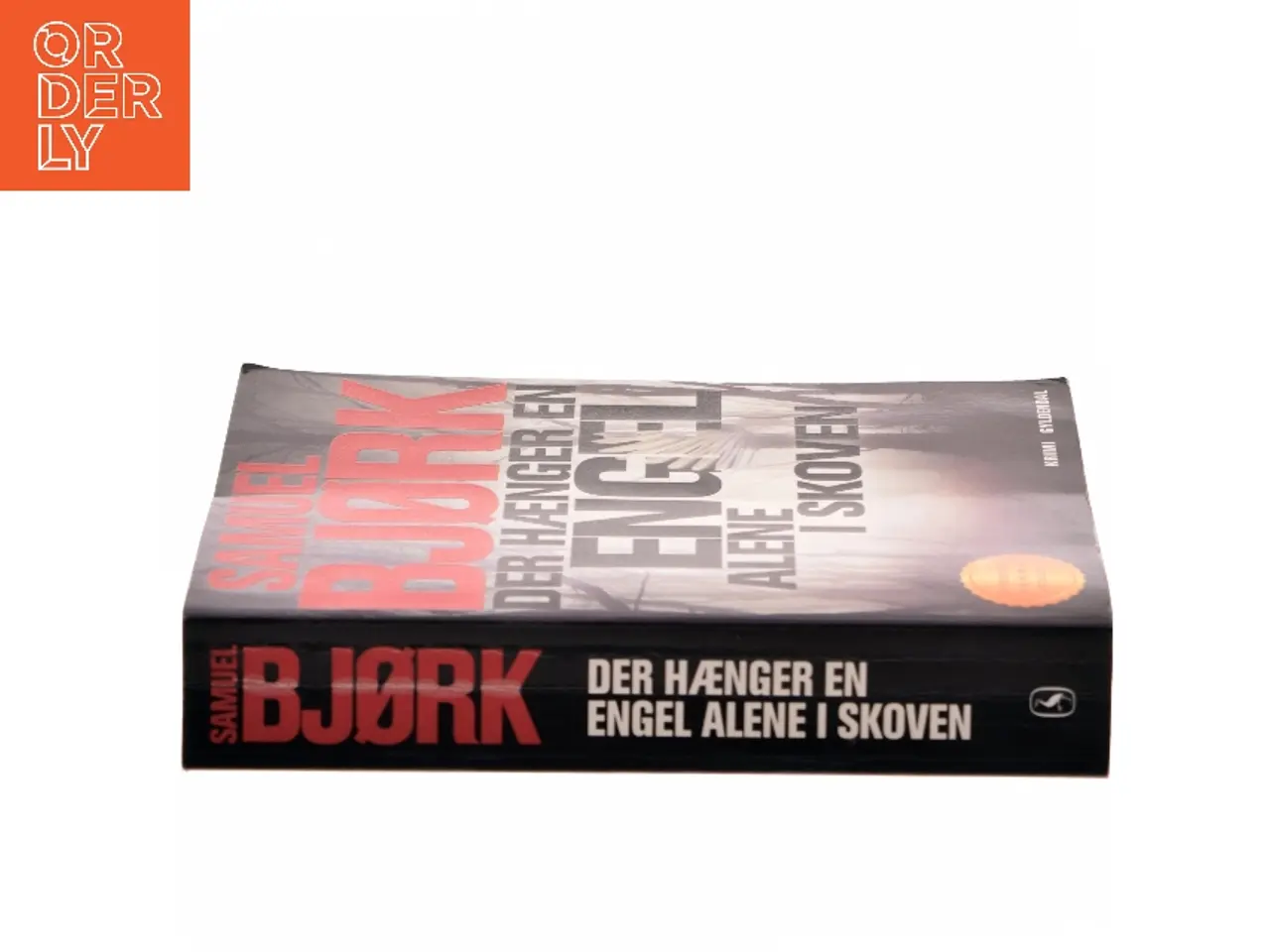 Billede 2 - Der hænger en engel alene i skoven : krimi af Samuel Bjørk (Bog)