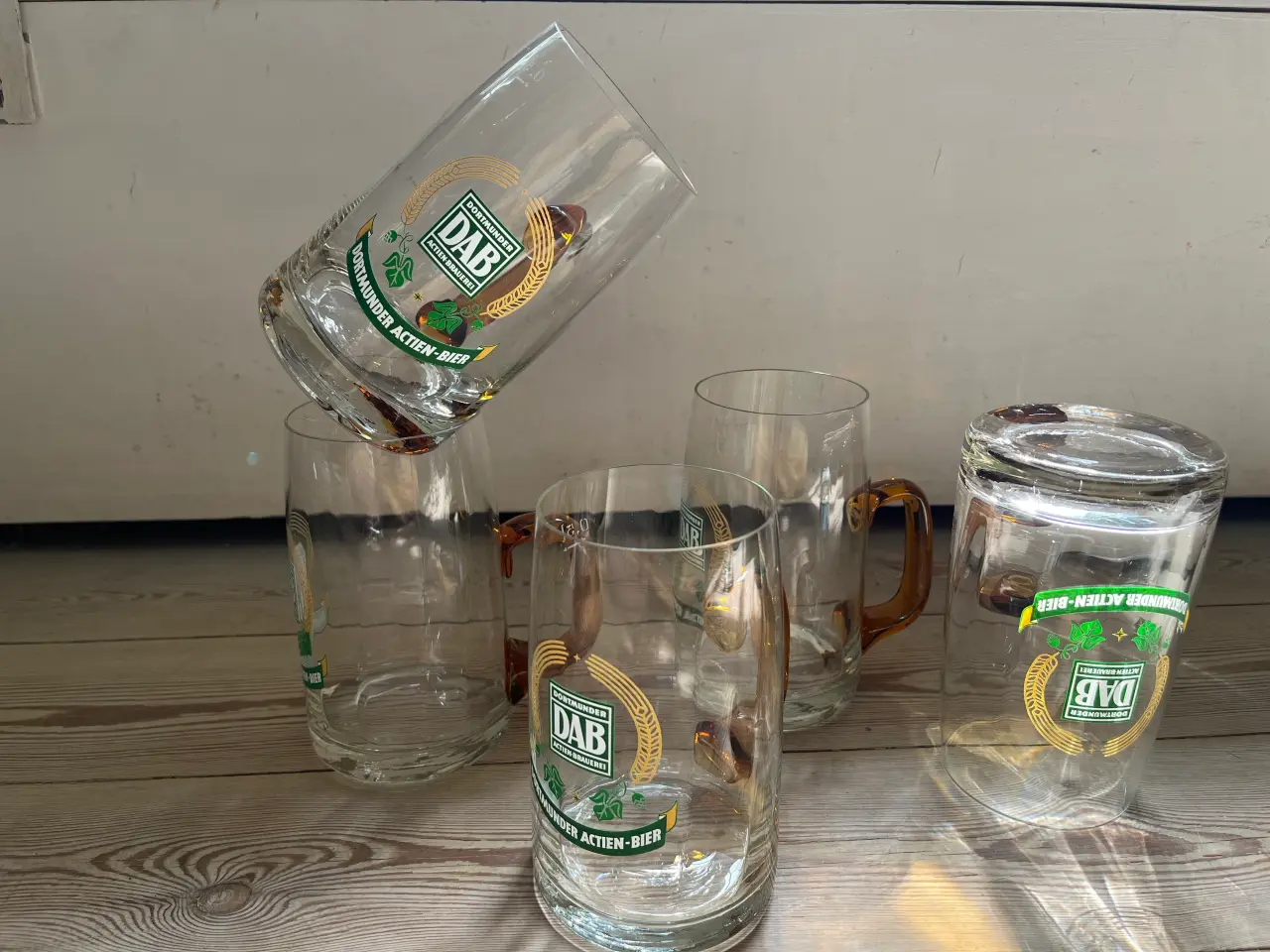 Billede 1 - 5 glas DAB ølkrus med ravfarvet hank 
