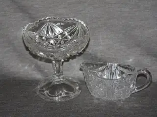 Glas sukkerskål på fod samt flødekande