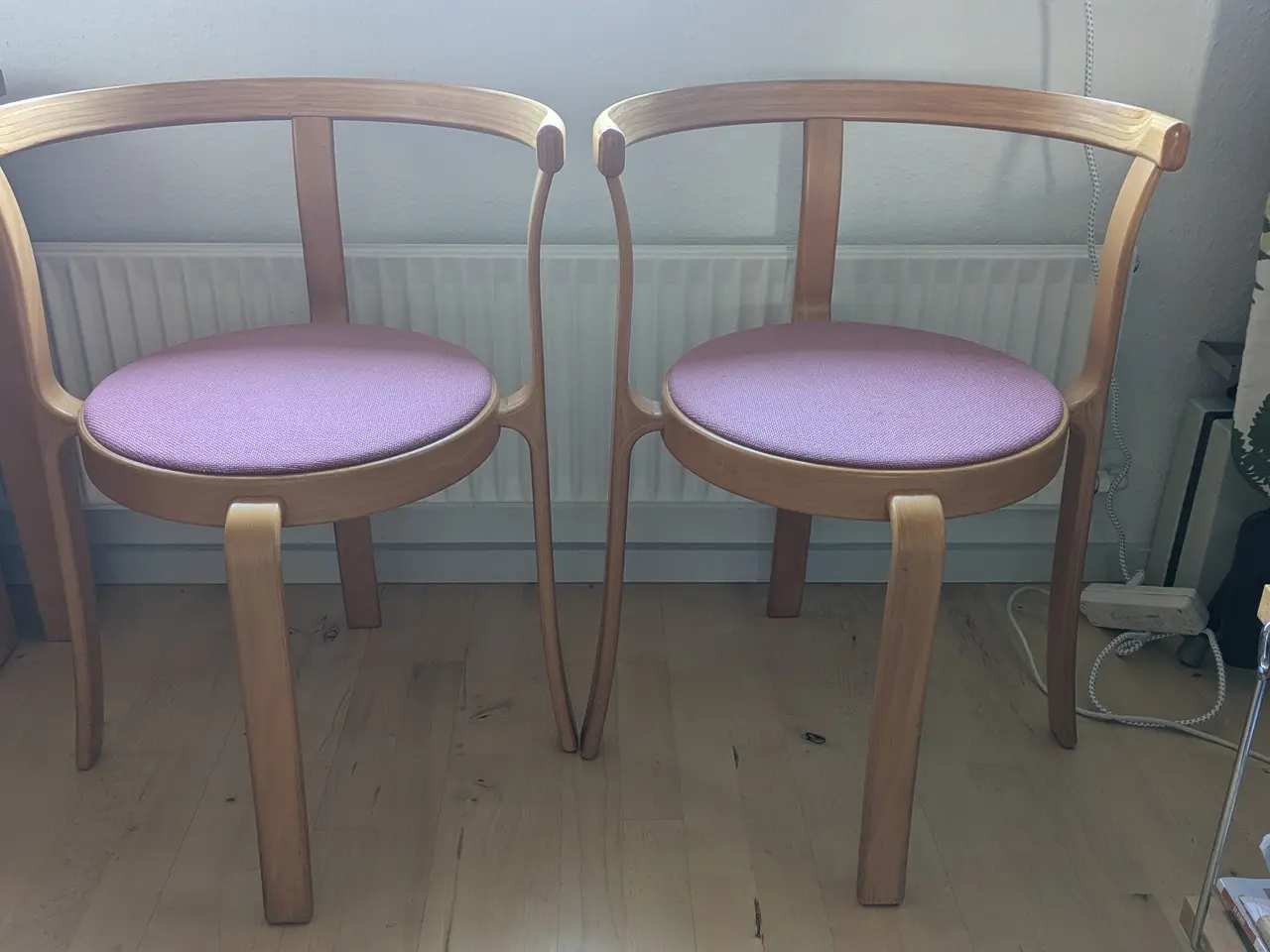 Billede 1 - to lette designer stole i bøg