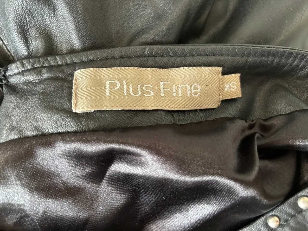 Billede 4 - Plus Fine, sort skindnederdel, str XS