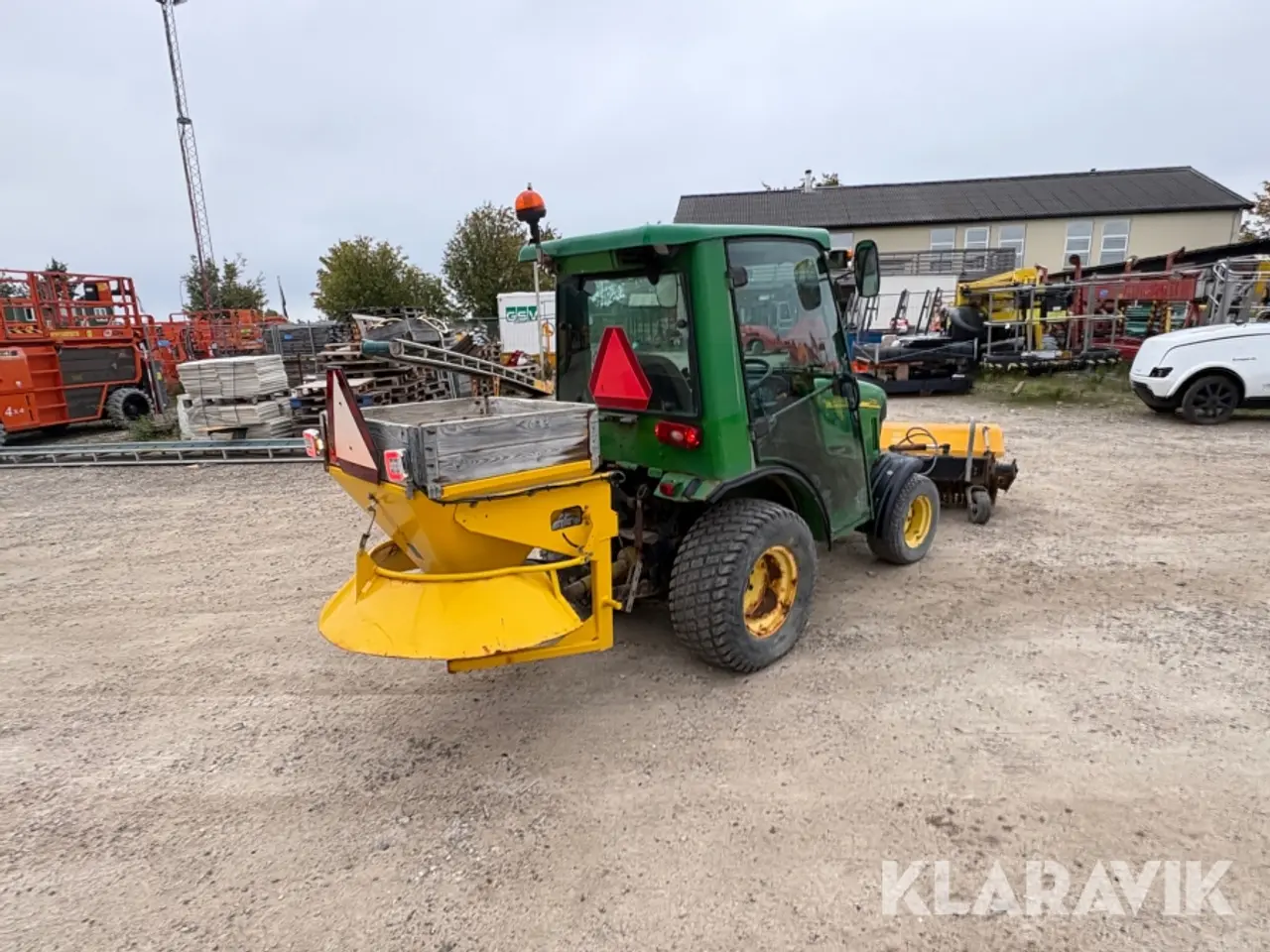 Billede 3 - Traktor John Deere 2320 med kost og spreder
