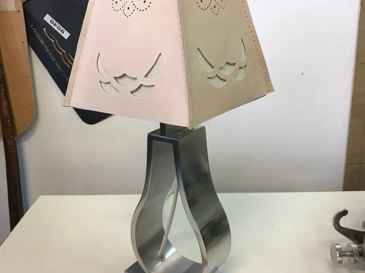 Billede 2 - Håndlavet redesign lampe i læder og krom