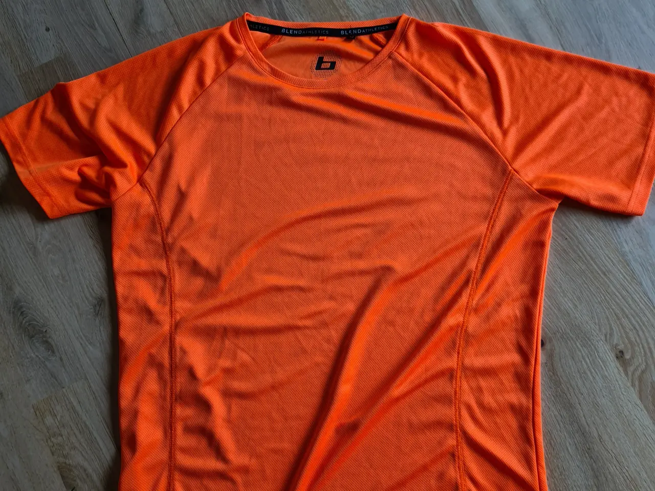 Billede 2 - Næsten nye T-shirts str L