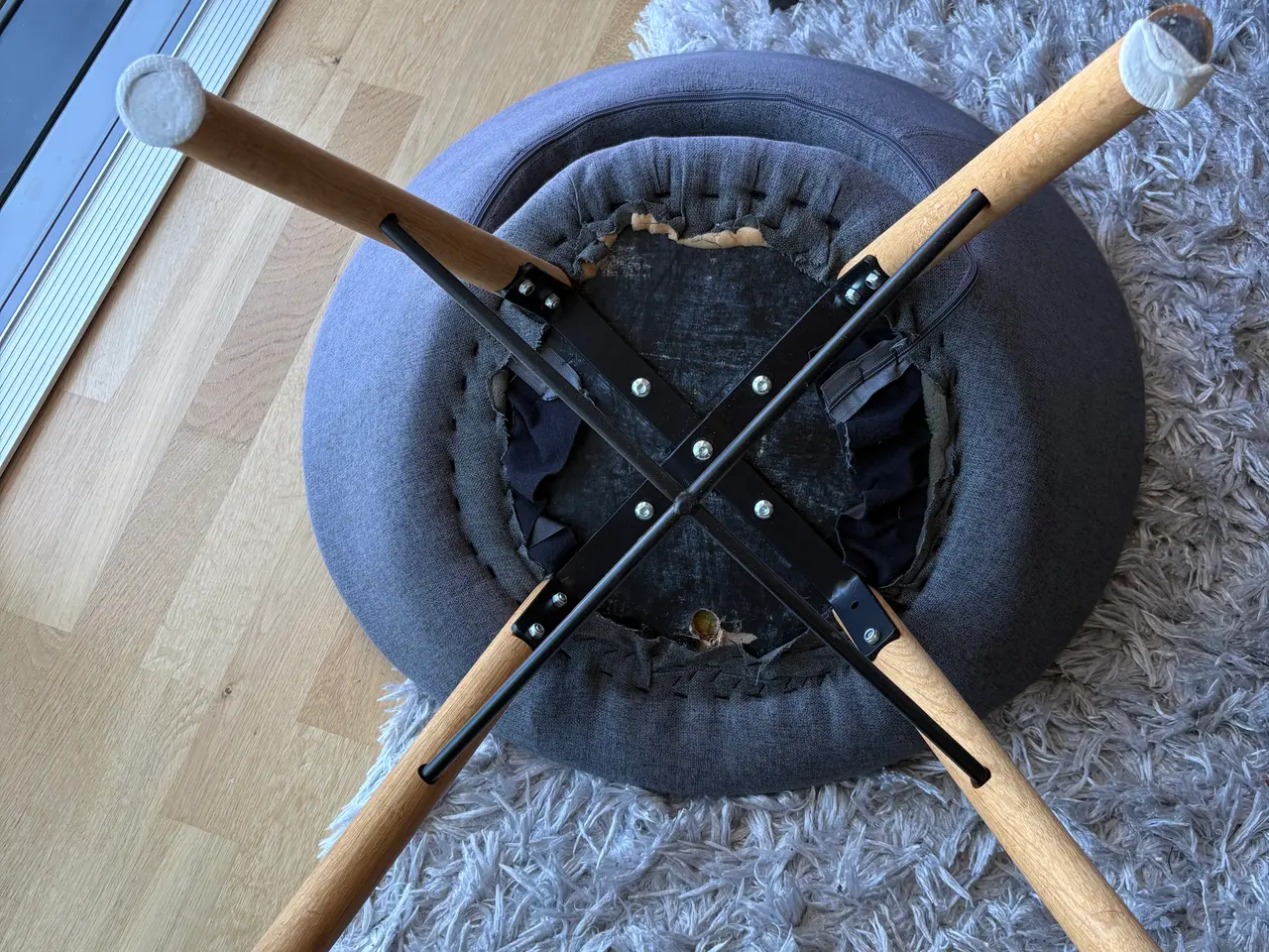 Billede 3 - Grå loungestol med træben