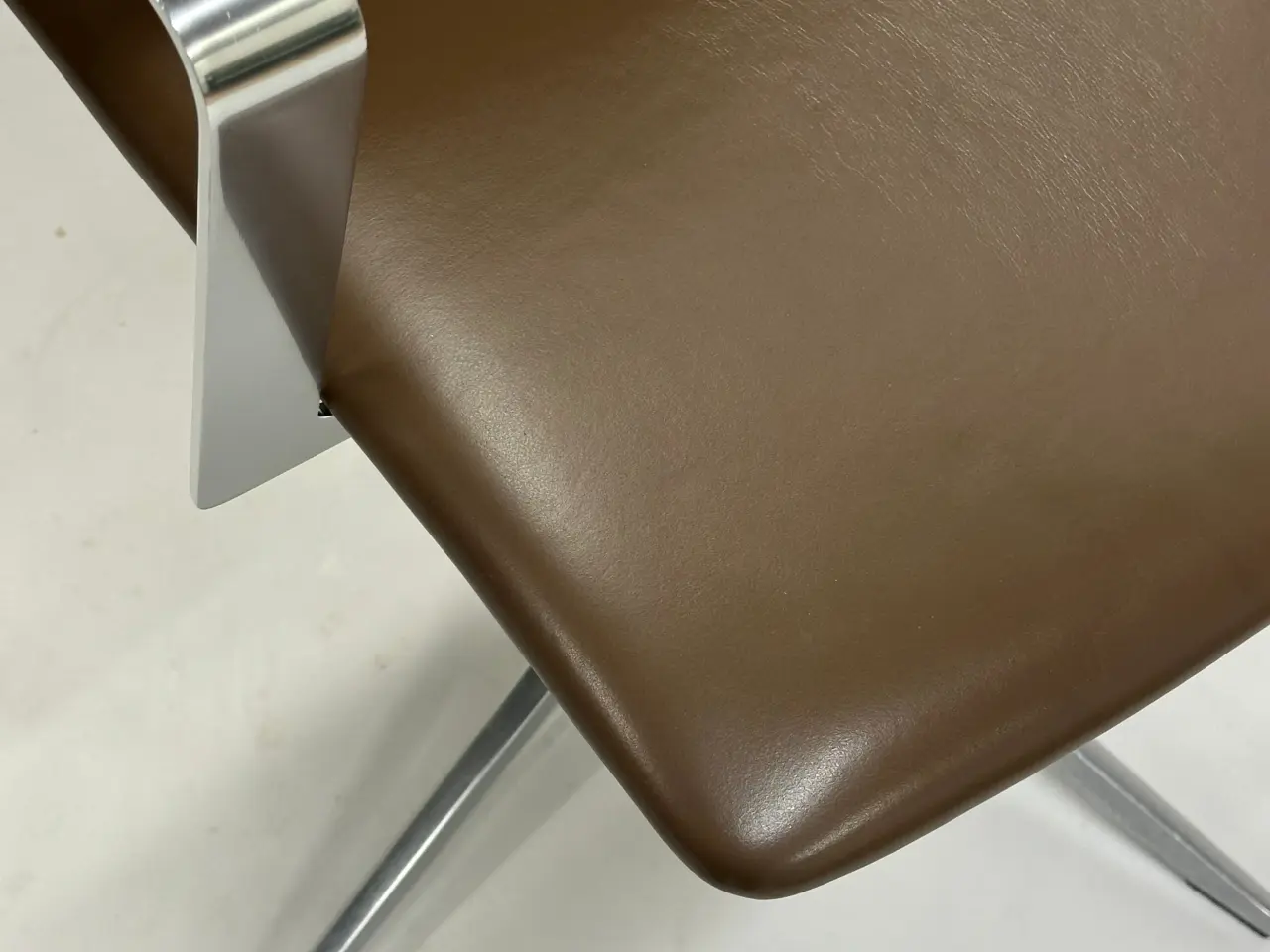 Billede 7 - Four Design 4-Cast XL Stol – Mørkebrun med Krom Stel m. Armlæn