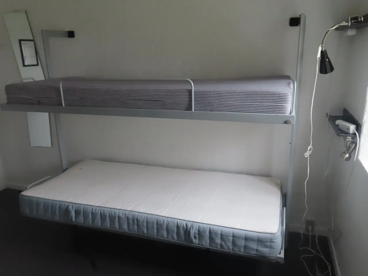 Billede 1 - Indhold på værelse af bord, køjeseng, skab mv.