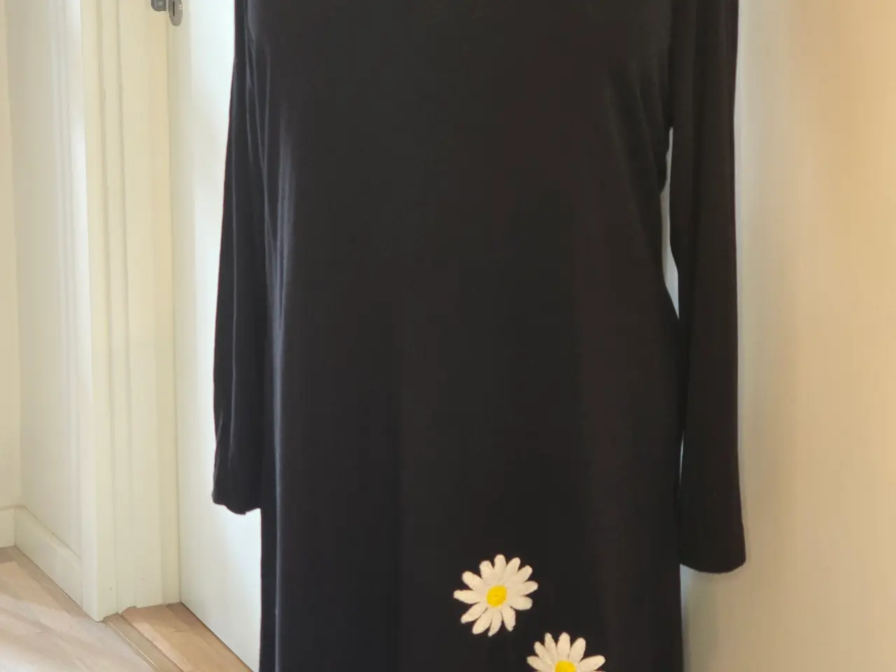 Billede 1 - Sort kjole med hæklede margueritter str. 3XL