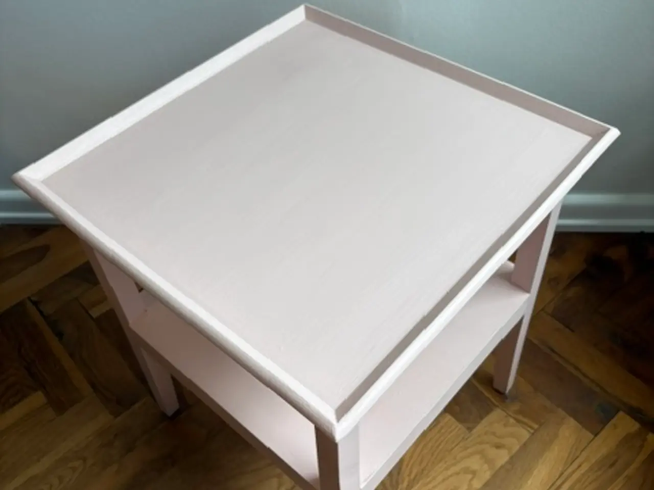 Billede 6 - Lyserød sidebord / natbord med hylde, nymalet