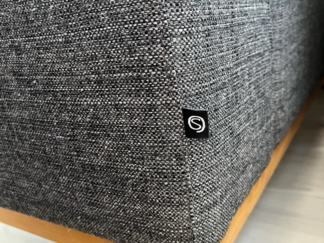 Billede 6 - Lækker Sofa med chaiselong, stol og puf