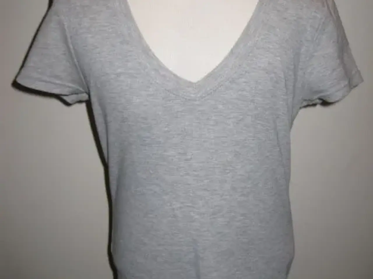 Billede 1 - Str. S, grå t-shirt m. v-hals