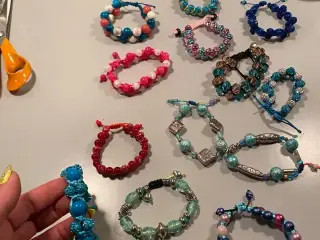 Nye knyttede armbånd