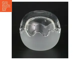 Glas skål med bølget kant (str. Ø 11,5 cm højde 10,5 cm)