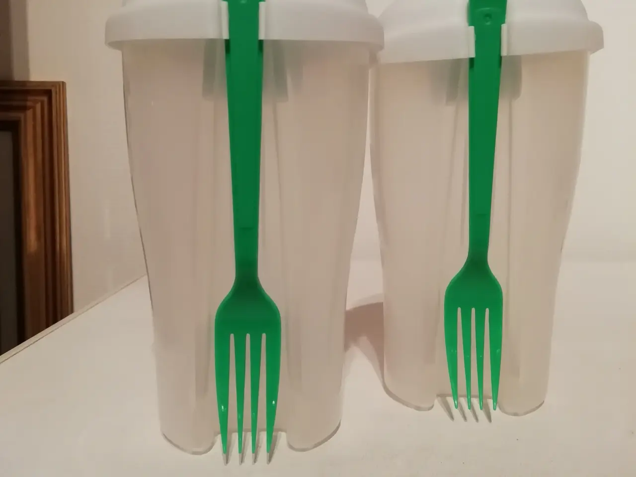 Billede 1 - salatbæger med gaffel og bæger til dressing