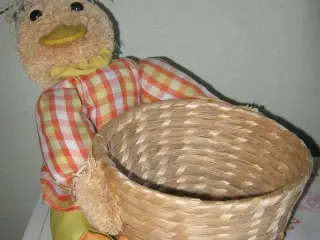 PåskeAnd med kurv i strå