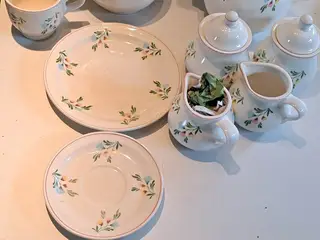 Der er 11 kopper 12 underkopper 11 dessert 2 fløde