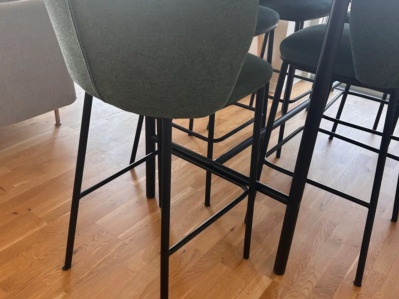 Billede 2 - Spisebord -bar med barstole 